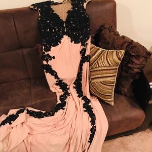 Betsy&Adam nude and black body con trumpet gown👑